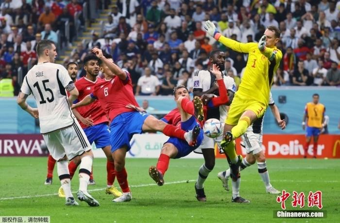 北京时间12月2日，卡塔尔世界杯小组赛E组第3轮，德国队4:2战胜哥斯达黎加队，小组排名第三，连续两届世界杯在小组赛阶段被淘汰。图为哥斯达黎加队球员(红)射门瞬间。