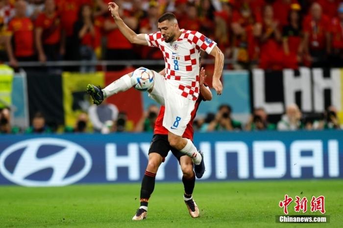北京时间12月1日，卡塔尔世界杯小组赛F组第3轮，克罗地亚队0：0战平比利时队。图为克罗地亚队球员拿球。中新社记者 富田 摄 