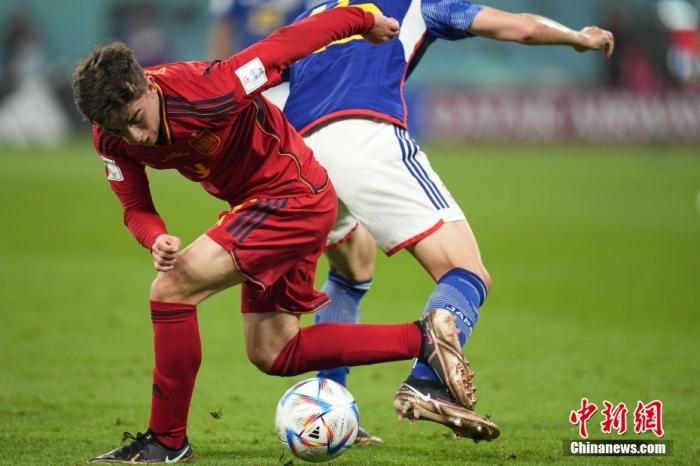 北京时间12月2日，卡塔尔世界杯小组赛E组第3轮，日本队对阵西班牙队。上半场，第11分钟，莫拉塔头球破门，西班牙队1：0领先。下半场刚开始，堂安律、田中碧连进两球，日本队2：1反超西班牙队。最终，日本队2：1逆转西班牙队，小组赛两胜一负积6分，排名第一出线。西班牙队积4分小组第二晋级。图为比赛现场。中新社记者 崔楠 摄