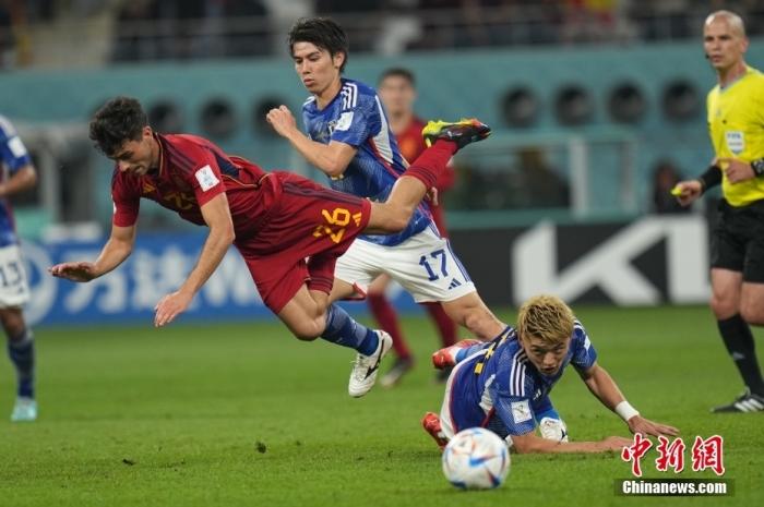 北京时间12月2日，卡塔尔世界杯小组赛E组第3轮，日本队对阵西班牙队。上半场，第11分钟，莫拉塔头球破门，西班牙队1：0领先。下半场刚开始，堂安律、田中碧连进两球，日本队2：1反超西班牙队。最终，日本队2：1逆转西班牙队，小组赛两胜一负积6分，排名第一出线。西班牙队积4分小组第二晋级。图为西班牙队球员被铲倒。中新社记者 崔楠 摄