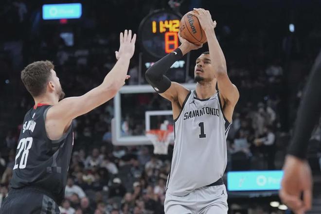 文班亚马关键防守引爆马刺战术优势