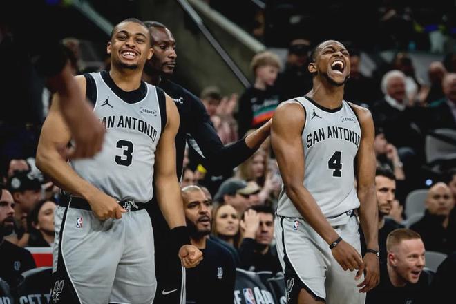 文班亚马关键防守引爆马刺战术优势