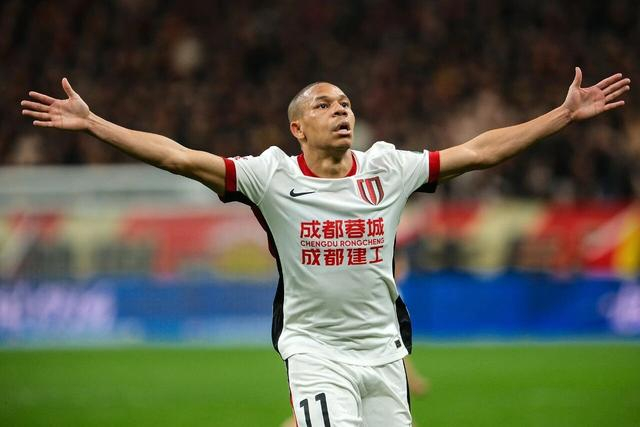 升班马重庆铜梁龙让二追三逼平蓉城 席尔瓦离场