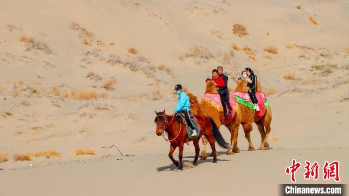 游客骑乘骆驼。　董柱岑 摄