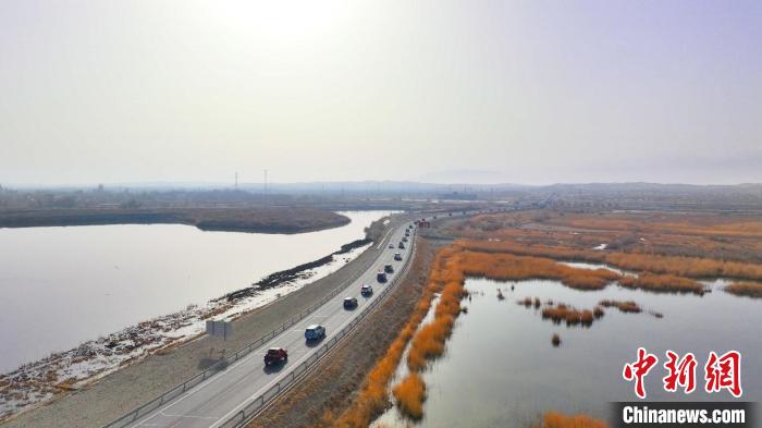 一半湖水一半沙漠，沙漠四周，沿博斯腾湖两岸生长着密集的胡杨林、芦苇荡。　董柱岑 摄