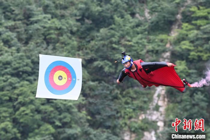 法国选手安布鲁瓦兹·塞拉诺夺得第十届翼装飞行