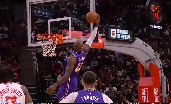 老詹火箭主场上演扣篮盛宴 41岁老将30分助湖人