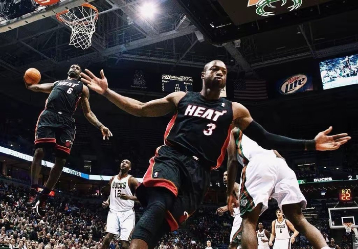 老詹火箭主场上演扣篮盛宴 41岁老将30分助湖人