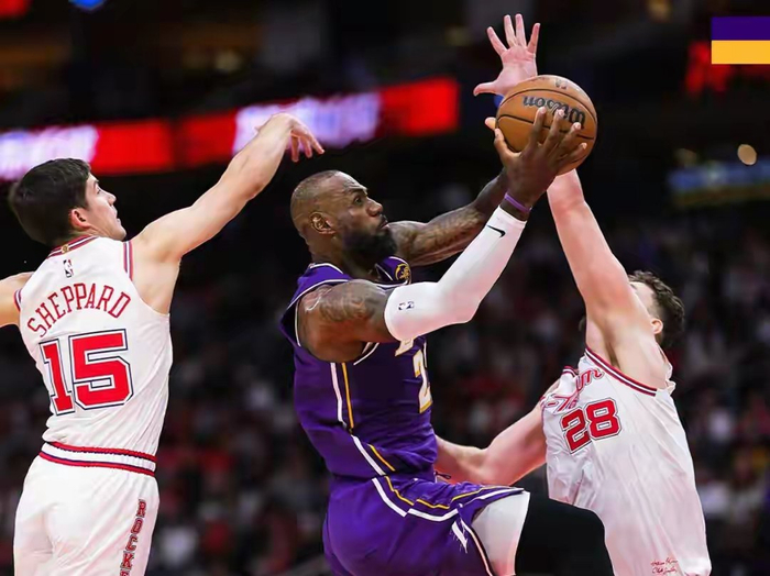 老詹火箭主场上演扣篮盛宴 41岁老将30分助湖人