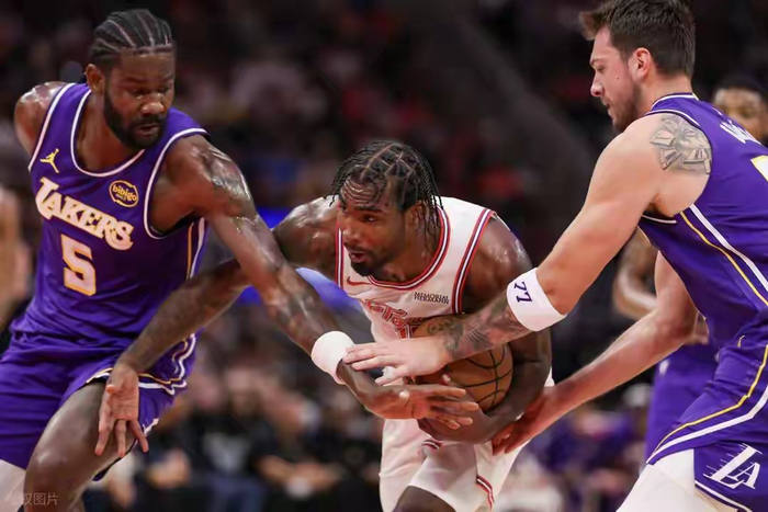 老詹火箭主场上演扣篮盛宴 41岁老将30分助湖人