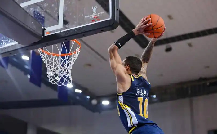 广东男篮裁掉麦考尔引热议，拉科塞维奇加盟引