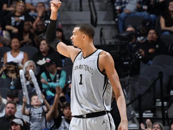 马刺中投绝杀太阳 文班亚马：关键时刻考验球队